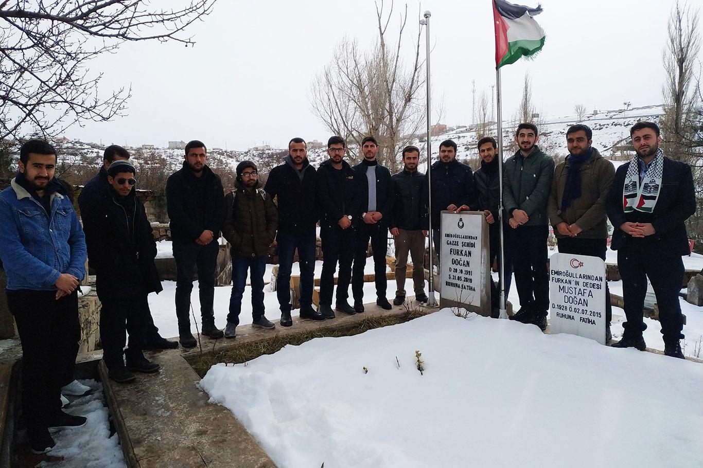 Üniversite öğrencileri Şehid Furkan Doğan'ı kabri başında andı Üniversite öğrencileri Şehid Furkan Doğan'ı kabri başında andı